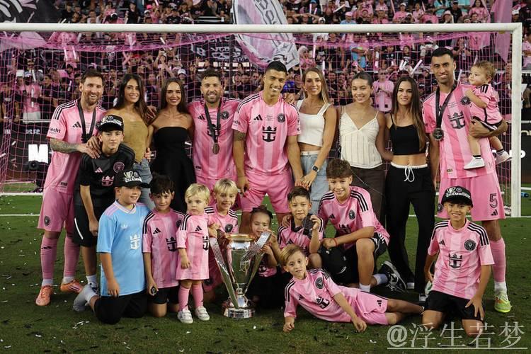 泪目！梅西用总冠军送别2好友+采访动情致敬 4家人携奖杯温馨合影